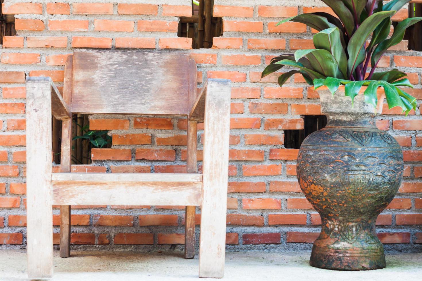 houten stoel bij een potplant foto