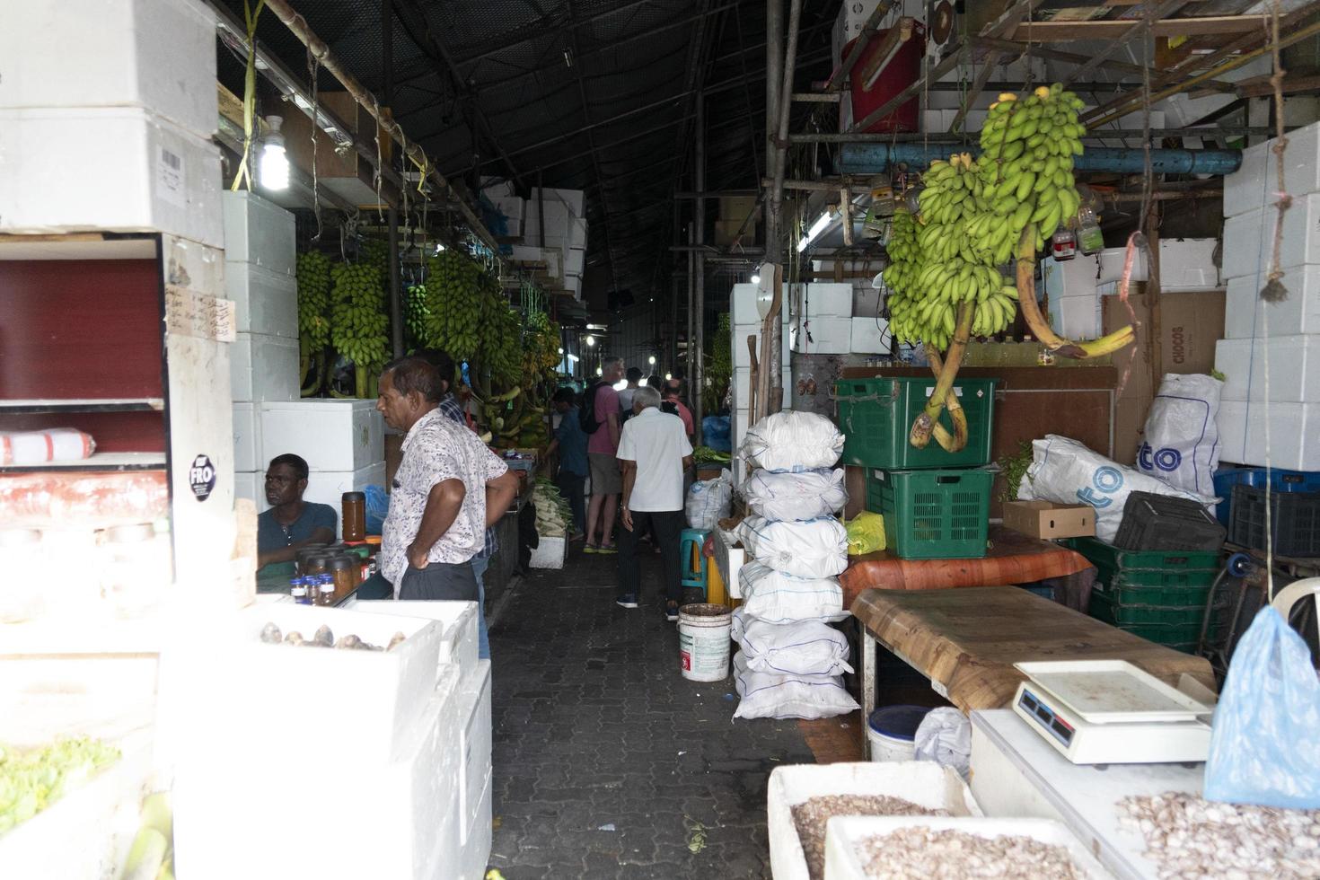 mannelijk, Maldiven - februari, 23 2019 - mensen buying Bij fruit en groenten markt foto