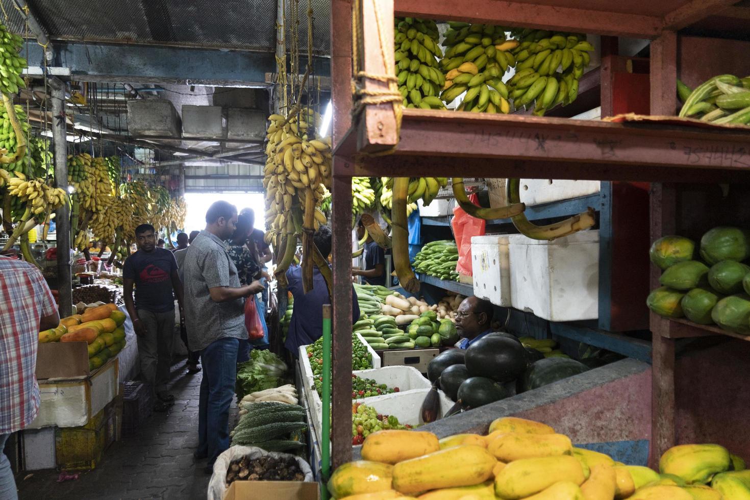 mannelijk, Maldiven - februari, 23 2019 - mensen buying Bij fruit en groenten markt foto