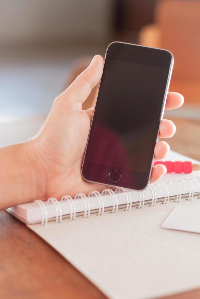 lege smartphone in de hand van een vrouw foto