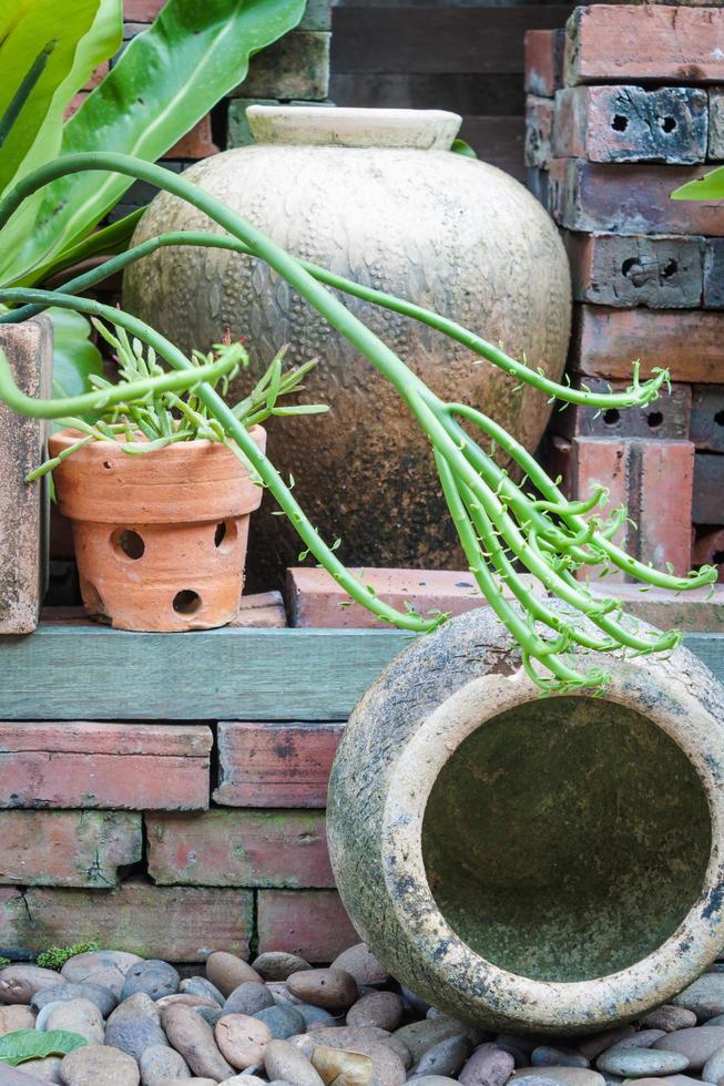 tuin versierd met aarden potten foto