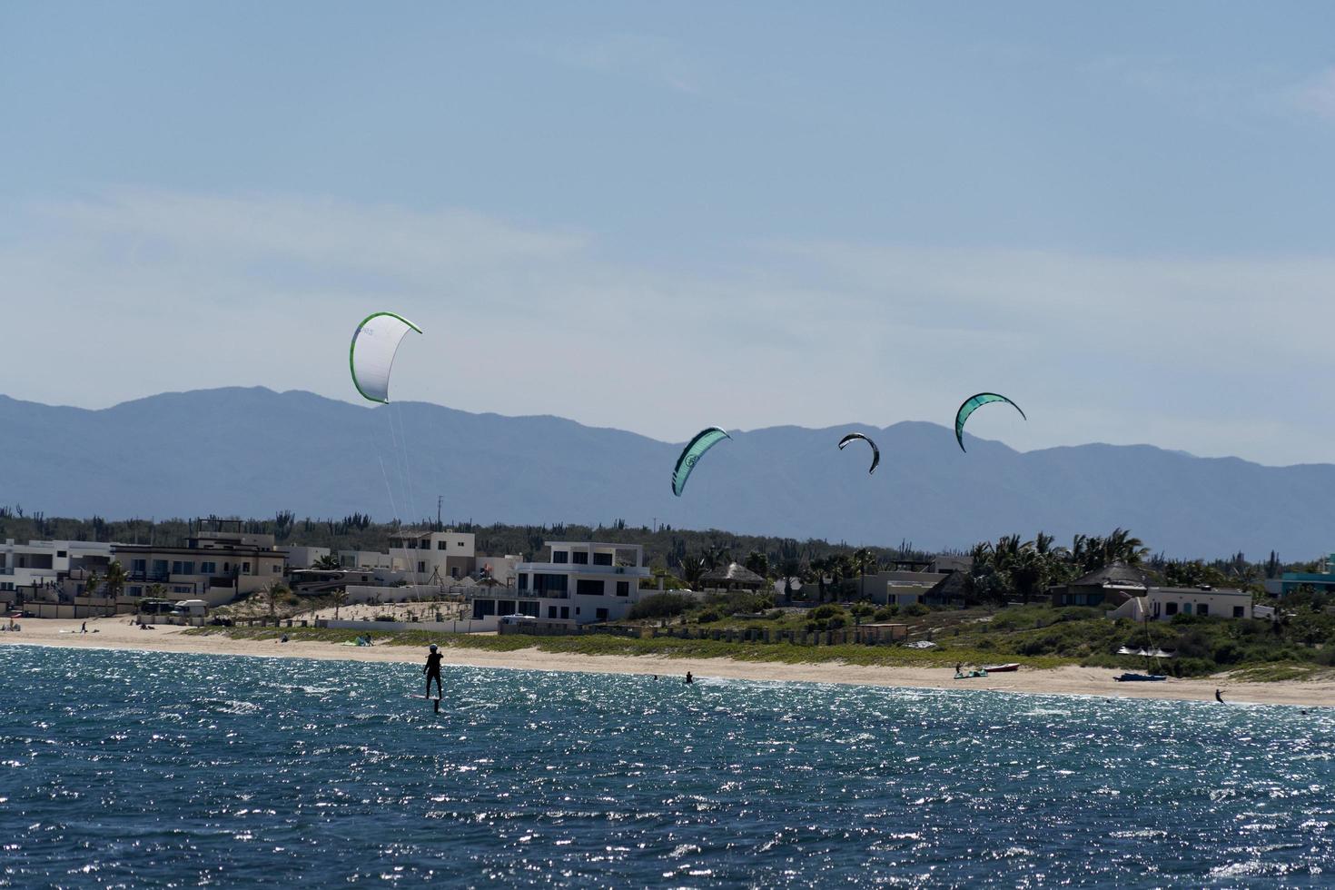 la ventilatie, Mexico - februari 16 2020 - vlieger surfen Aan de winderig strand foto