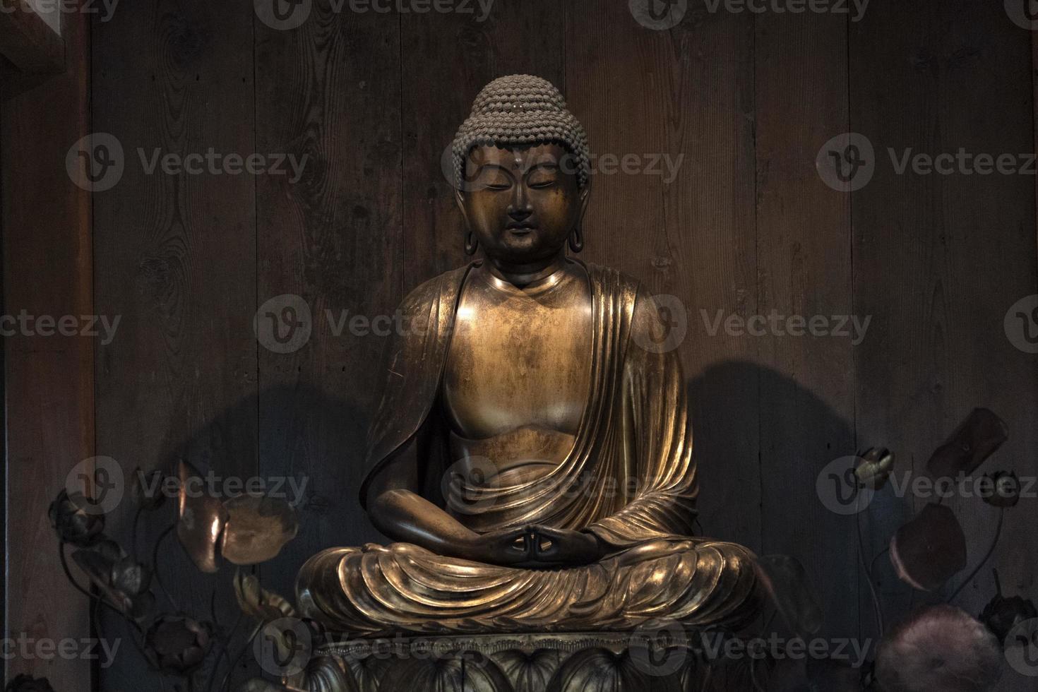 oude buddah standbeeld foto