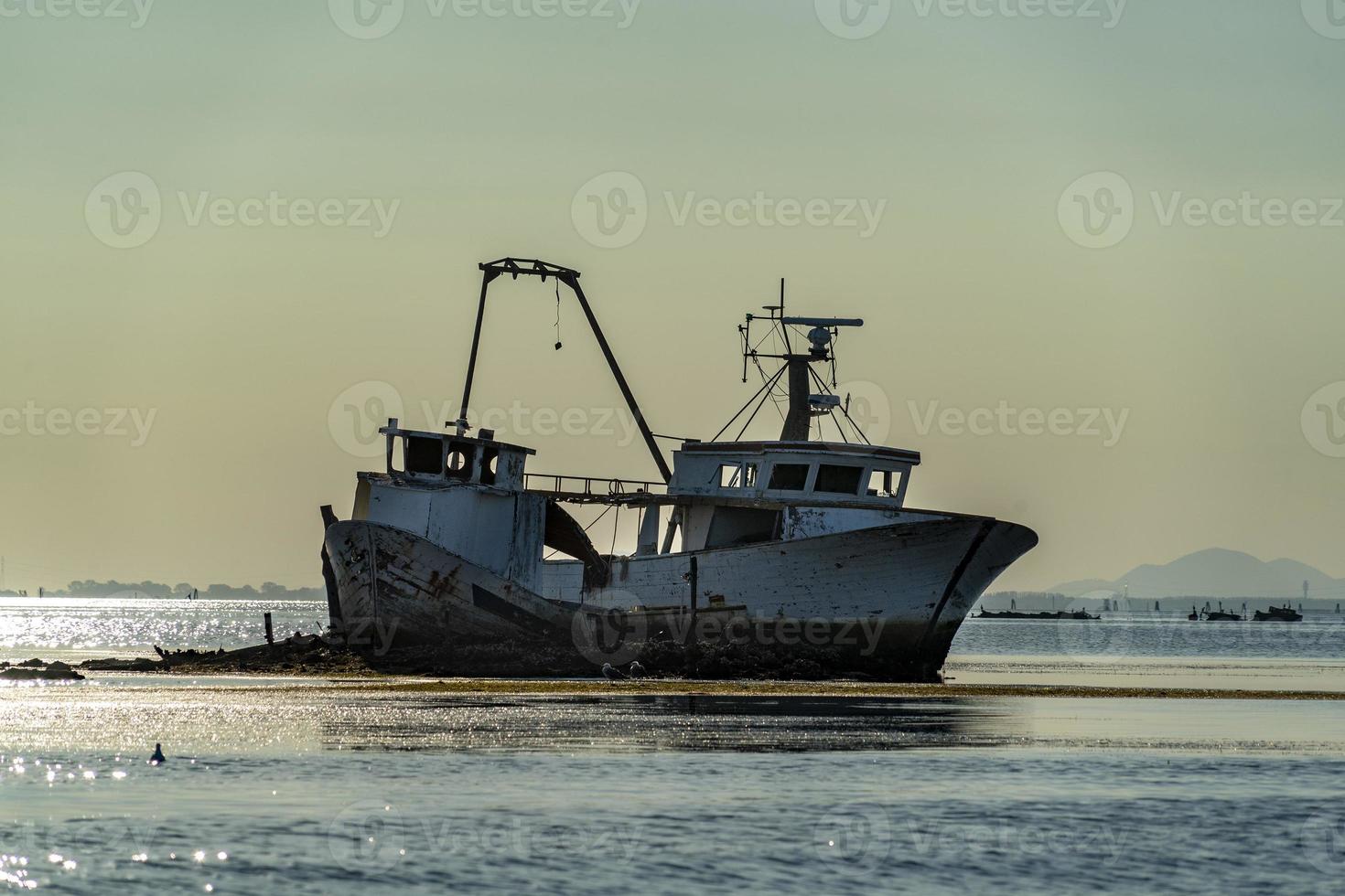 visvangst boot wrak Aan de rotsen foto