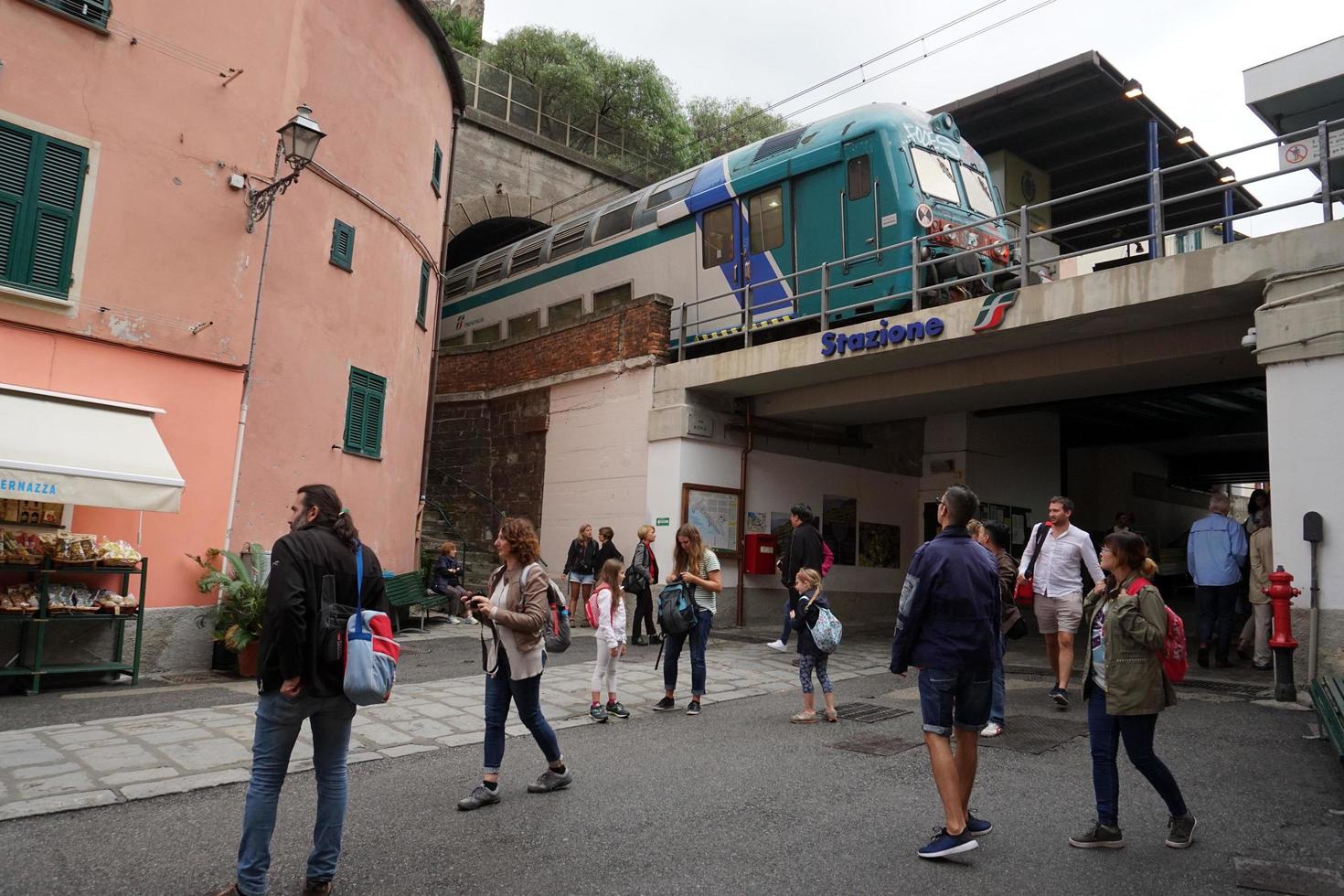 vernazza, Italië - september 23 2017 - toerist in cinque terre Aan regenachtig dag foto