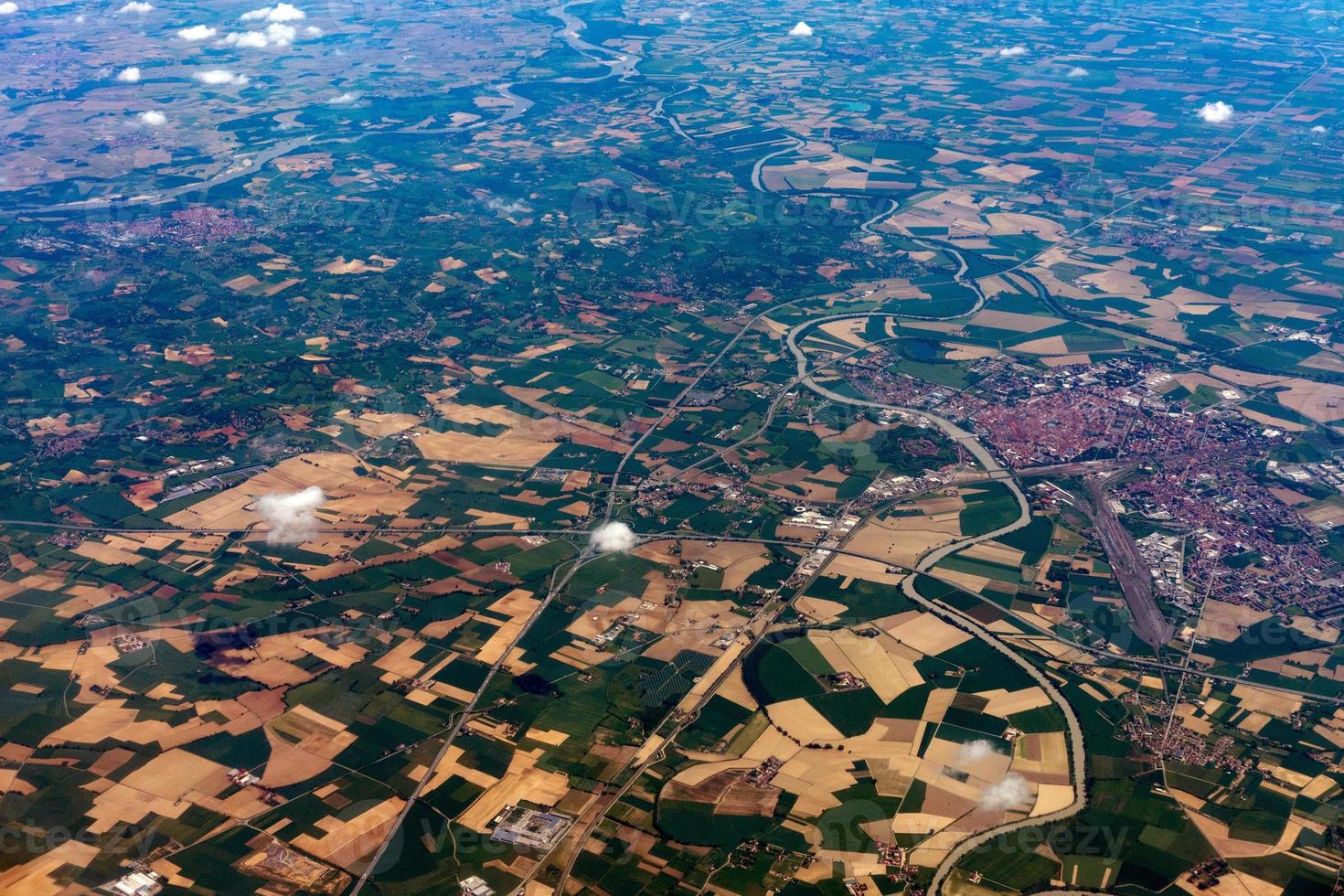 po rivier- Lombardia gekweekt veld- aeriel landschap foto