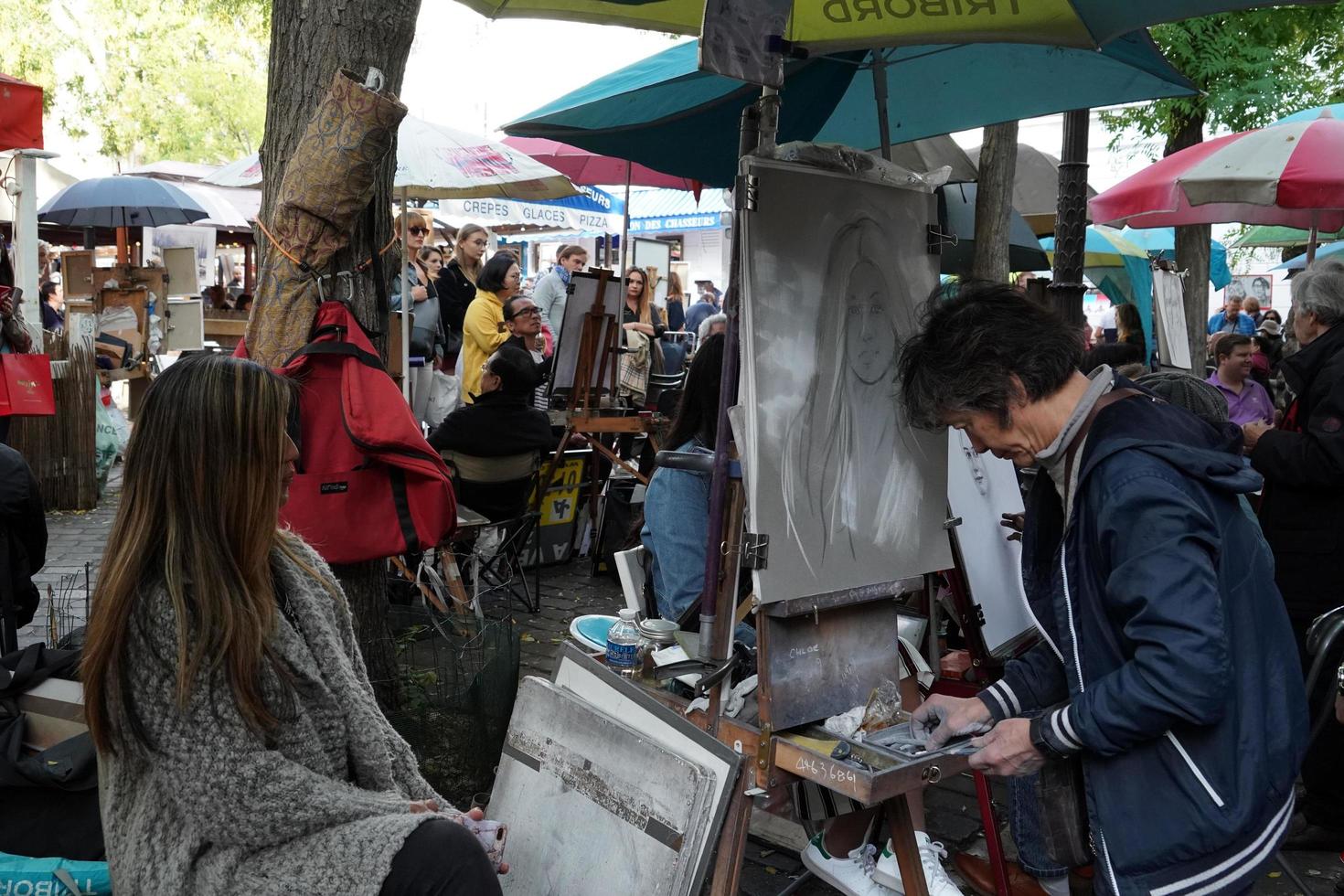 Parijs, Frankrijk - oktober 6 2018 - artiest en toerist in montmartre foto