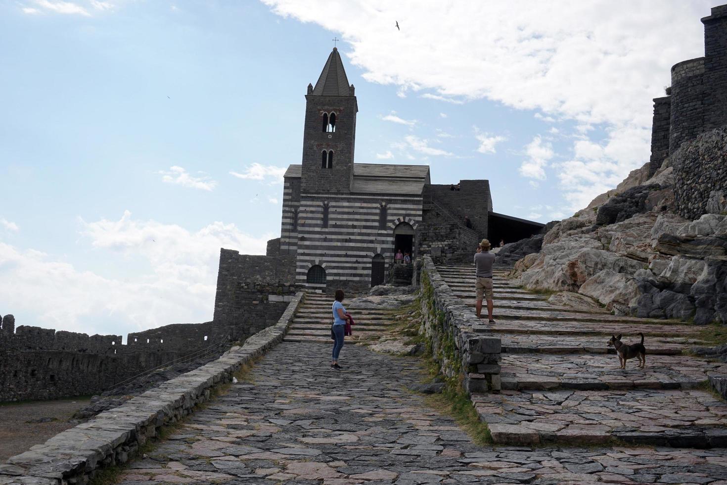 portovenere, Italië - september 24 2017 - veel toeristen in pittoresk Italiaans dorp foto