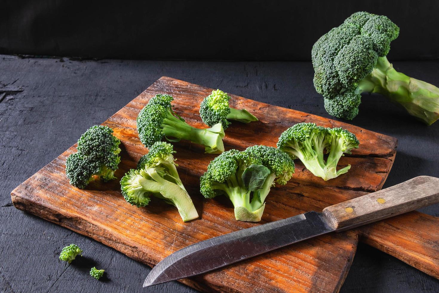 broccoli op een snijplank foto