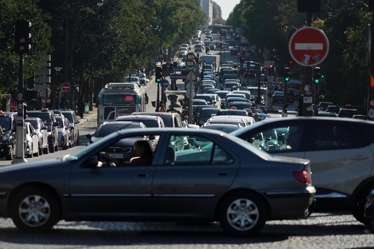 Parijs, Frankrijk - oktober 5 2018 - Parijs straat overbelast verkeer foto