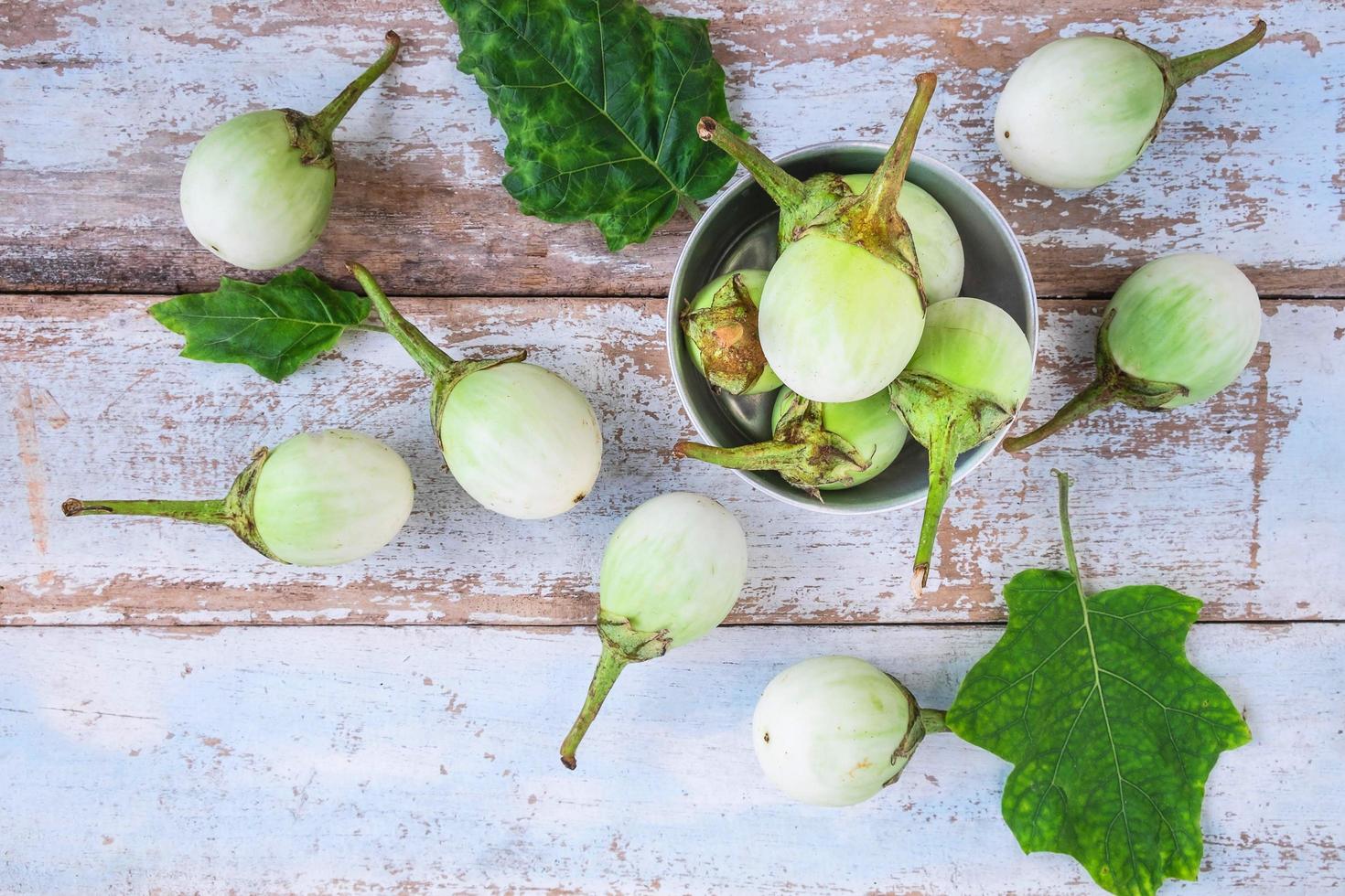 groene aubergine in een kom foto