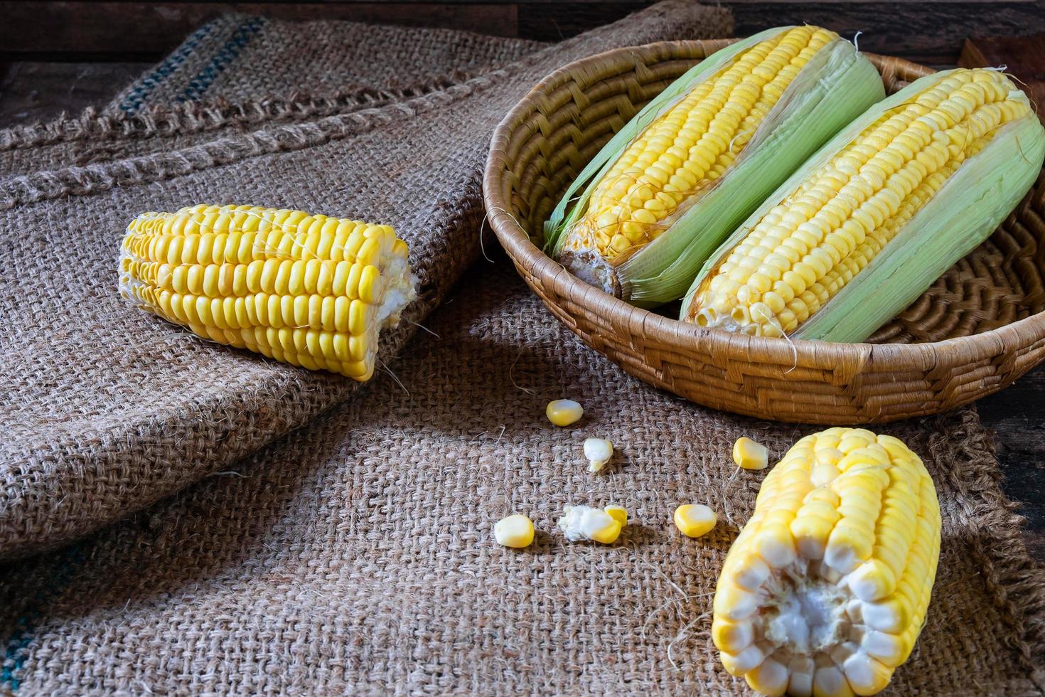 verse maïs in een mand foto
