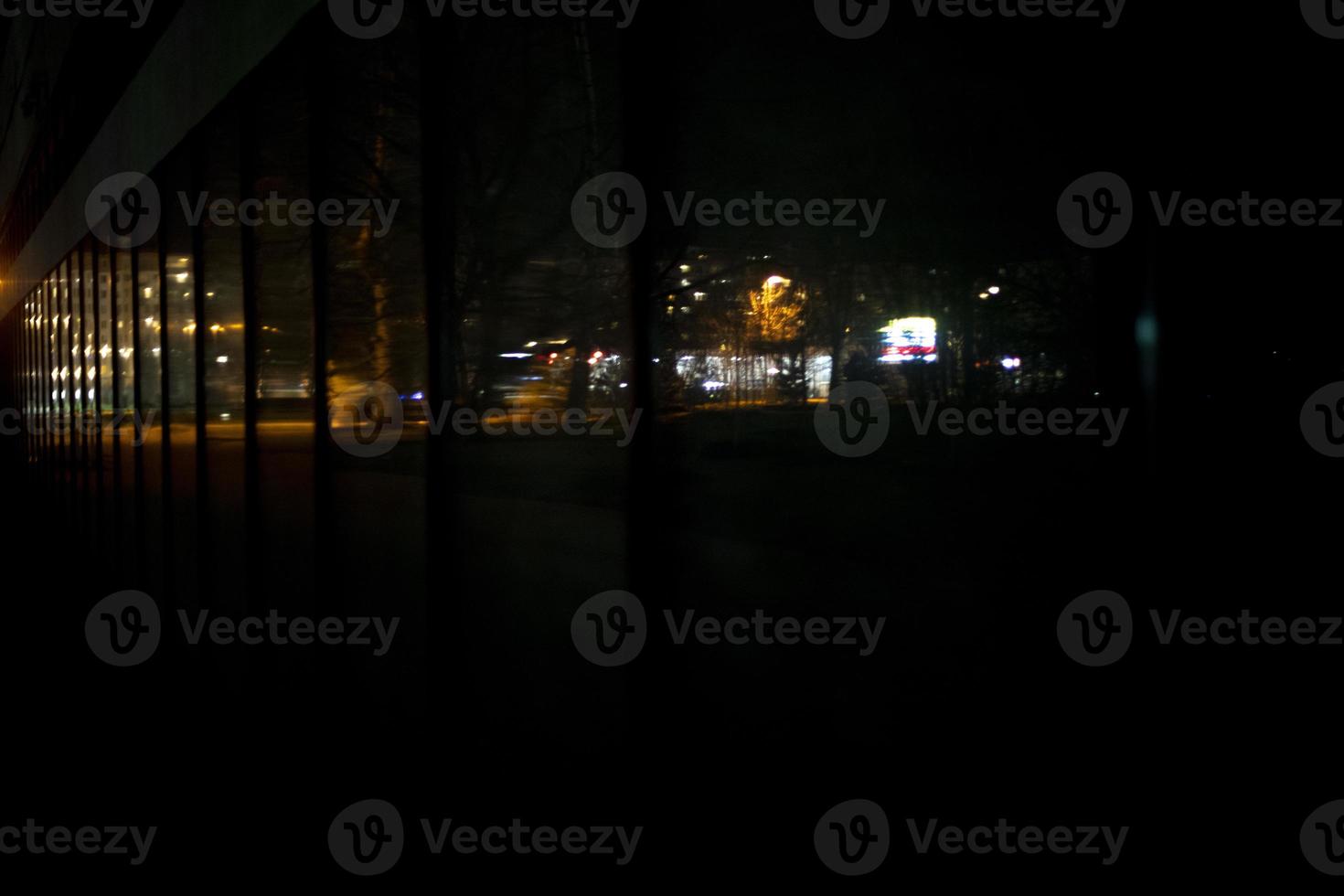 stad Bij nacht. auto lichten in donker. foto