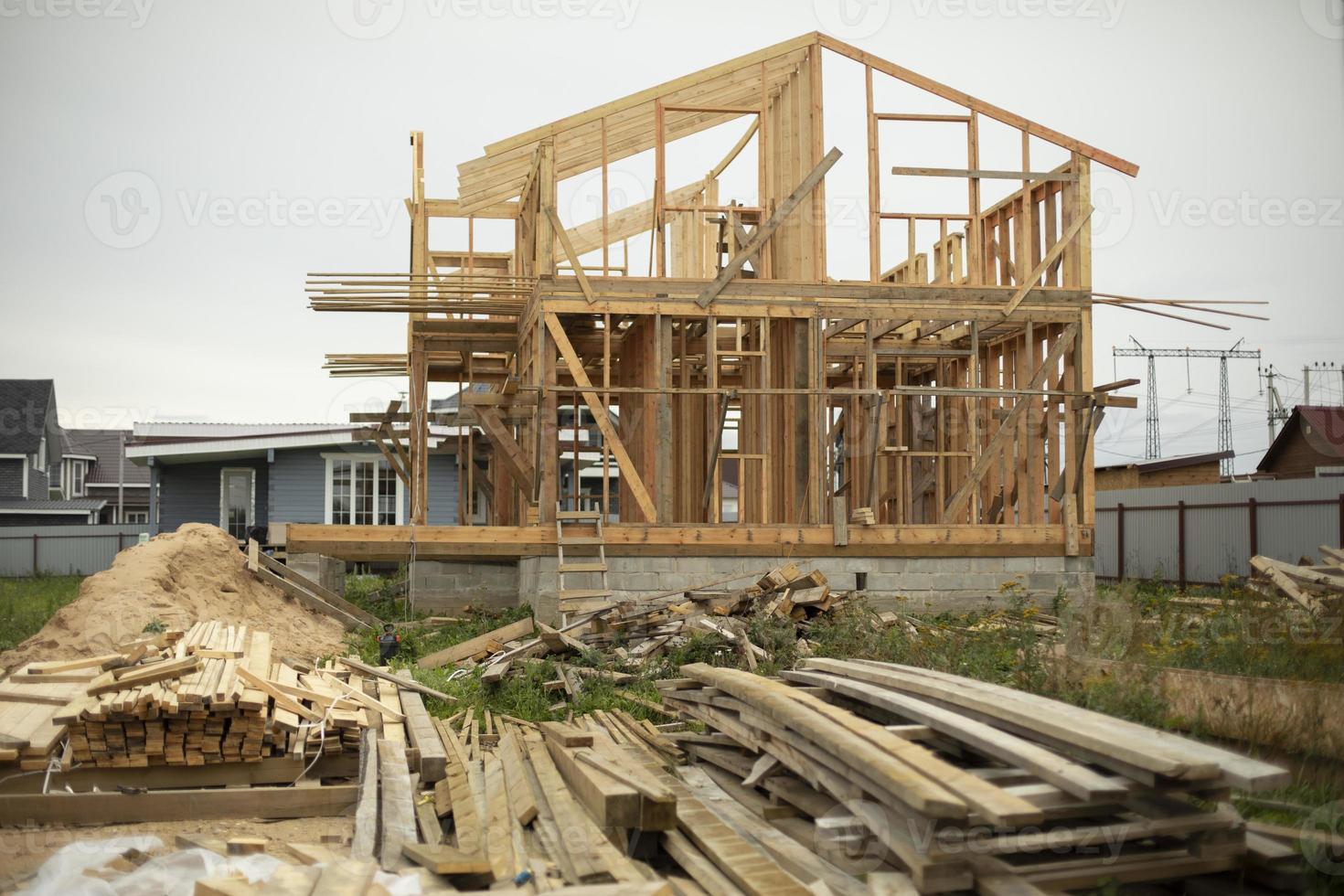 bouw van huis gemaakt van hout. gebouw huis in platteland. kader gebouw. foto