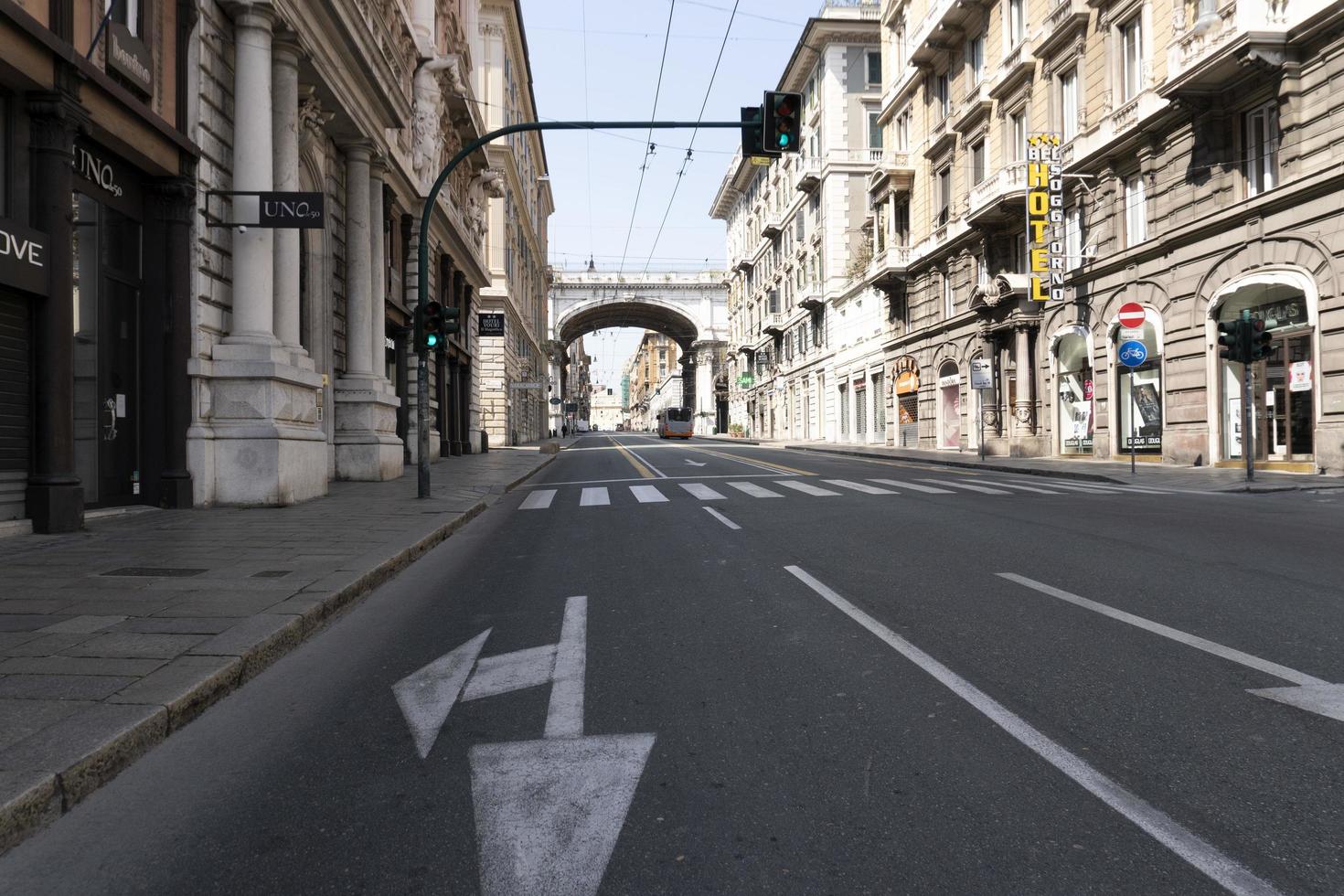 Genua, Italië - april 5 2020 - downtown straten zijn woestijn ten gevolge naar coronavirus covid quarentine foto