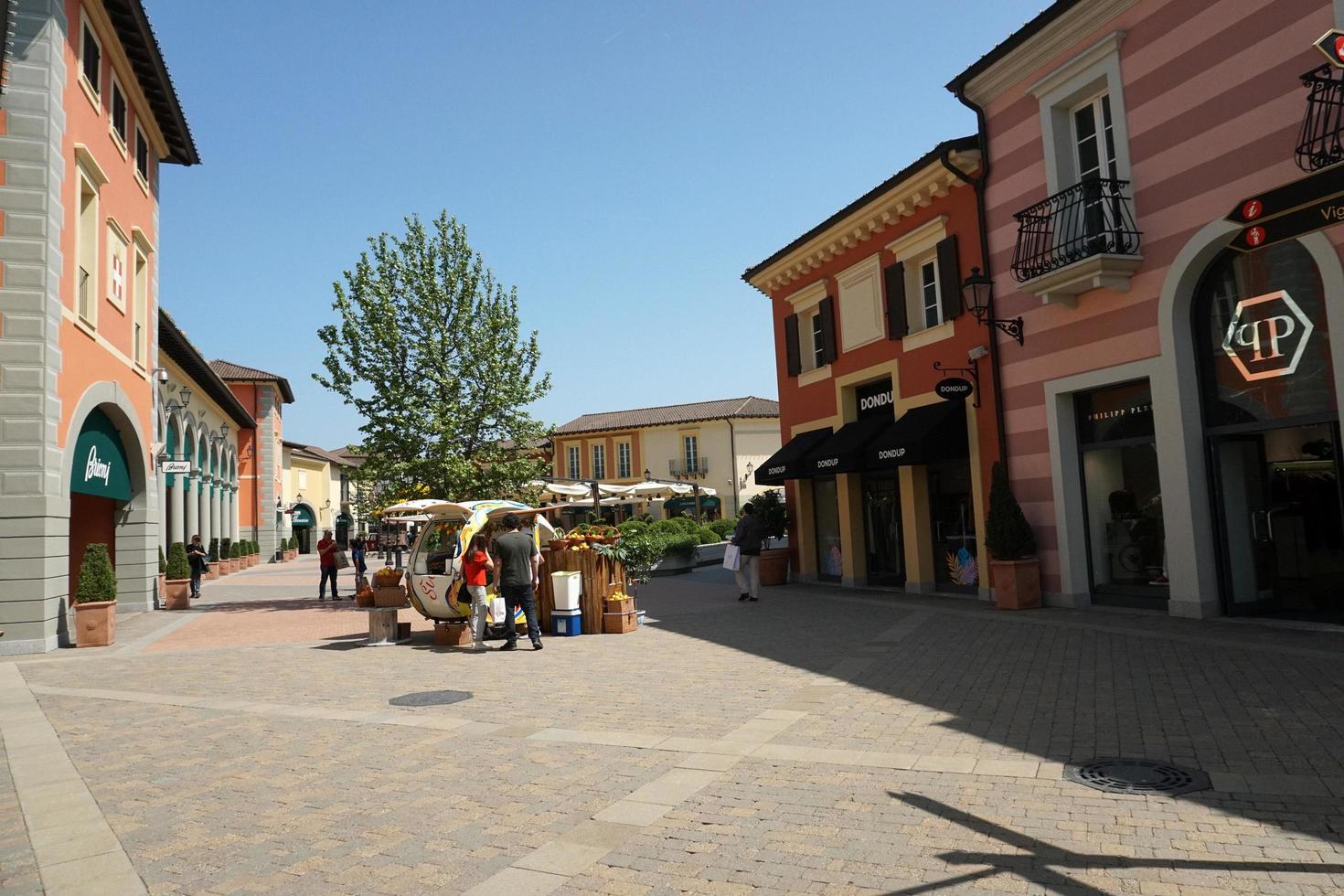 serravalle schrift, Italië - april 23 2018 - midden zomer seizoen in ontwerper uitgezet is beginnend foto