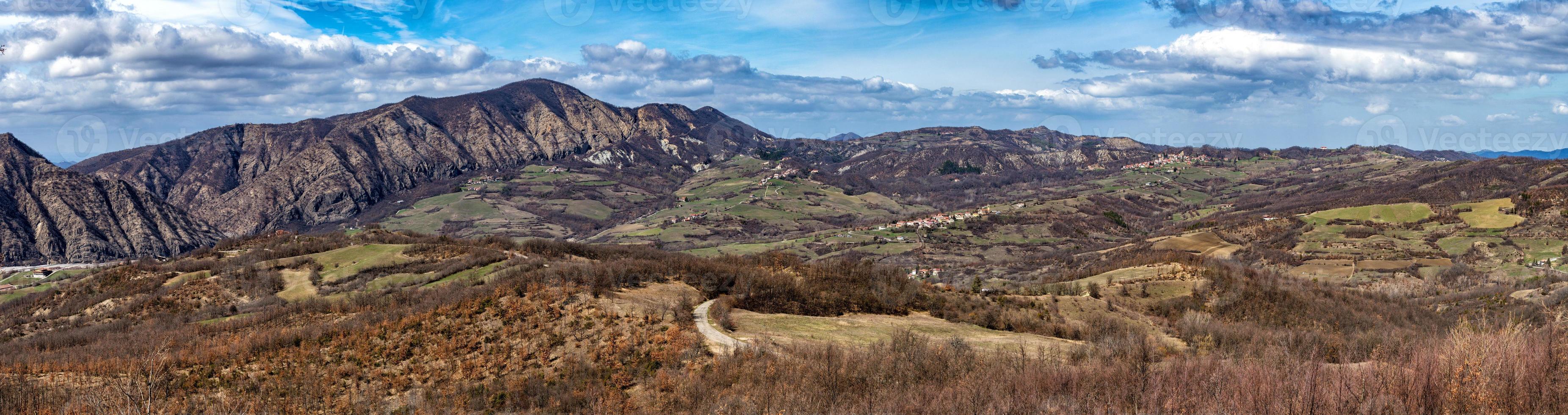 giarolo bergen Italiaans platteland dorp antenne visie foto