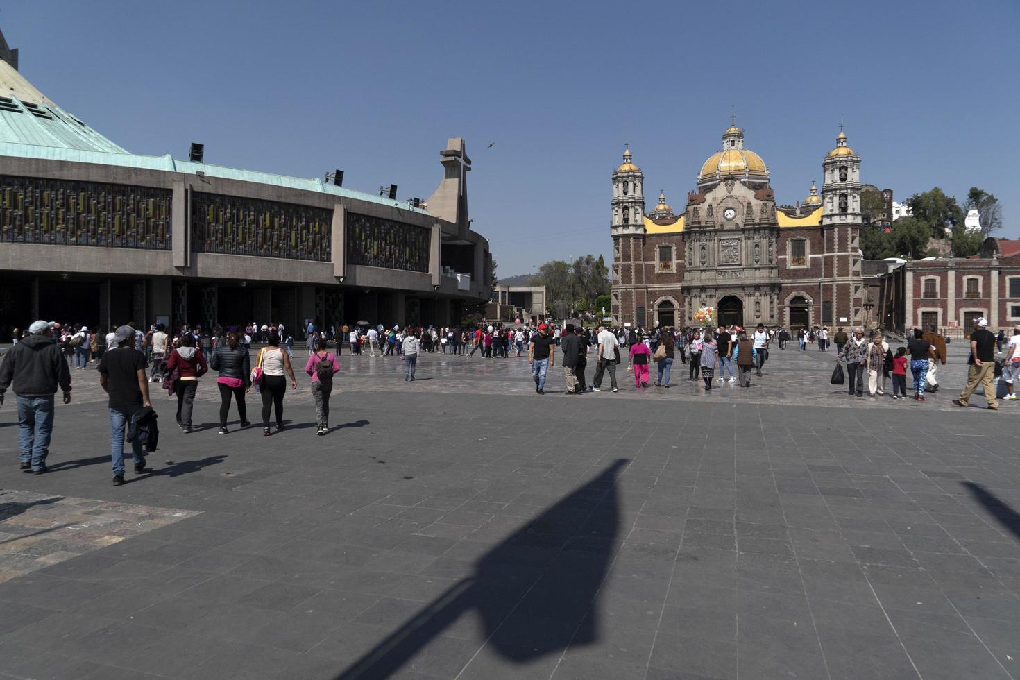 Mexico stad, Mexico - januari 30 2019 - pelgrims Bij guadalupe kathedraal foto