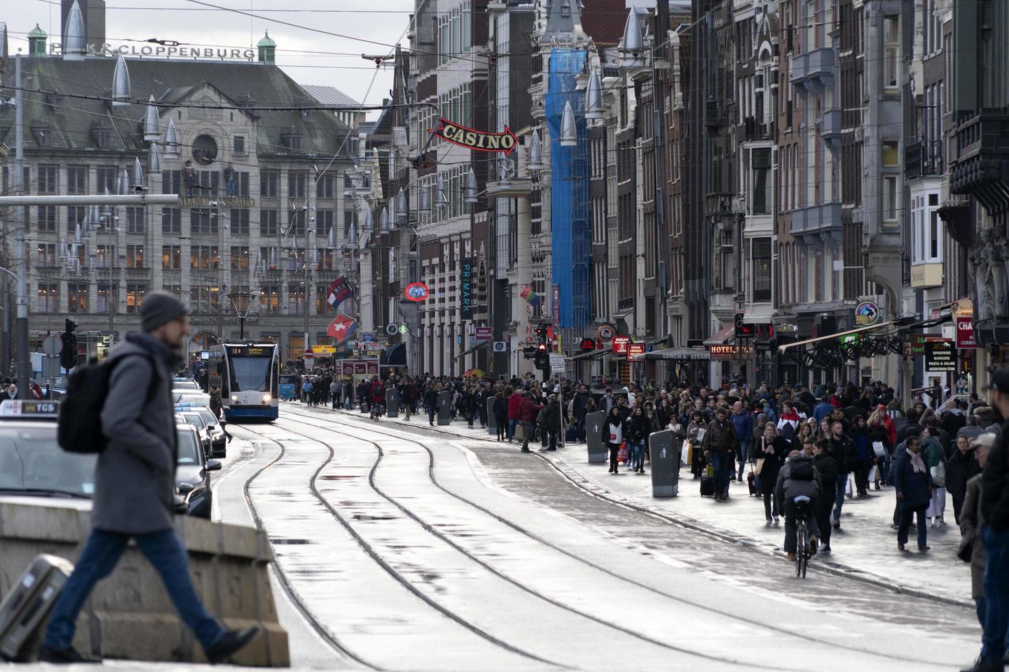 Amsterdam, Nederland - februari 25 2020 - centraal station oud stad- foto