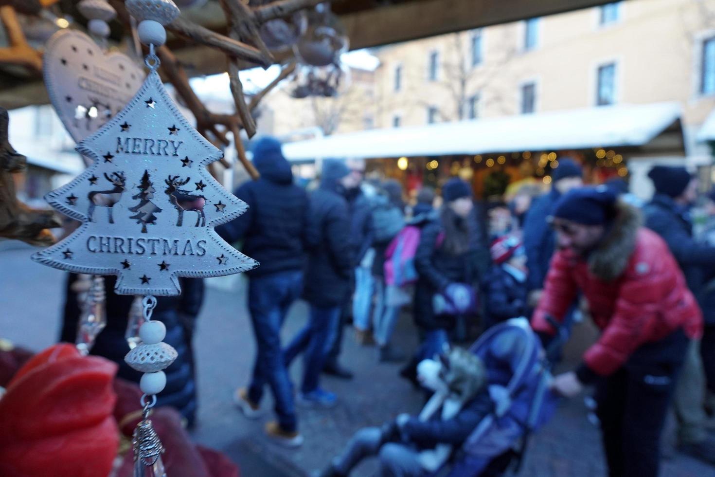 trente, Italië - december 9, 2017 - mensen Bij traditioneel Kerstmis markt foto