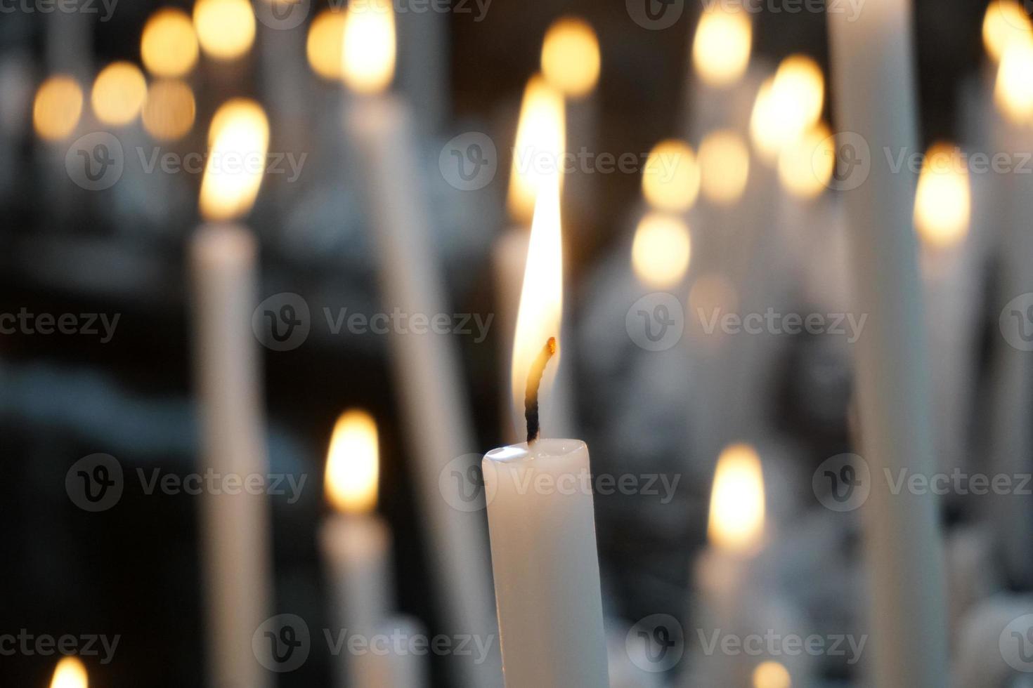 kerk votief kaarsen wit vlammen foto