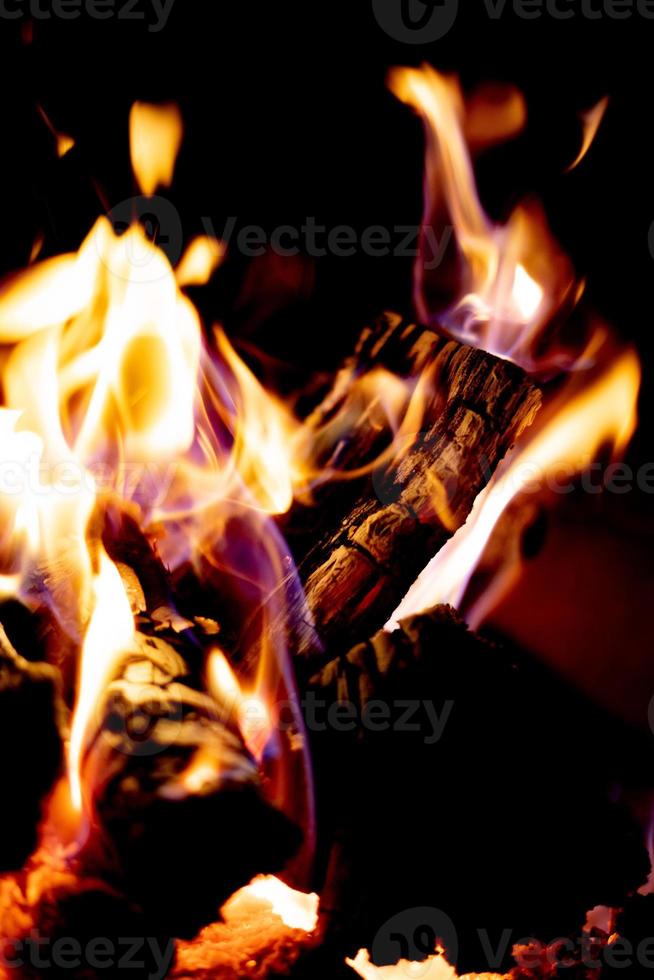 vlammen Aan hout in haard foto