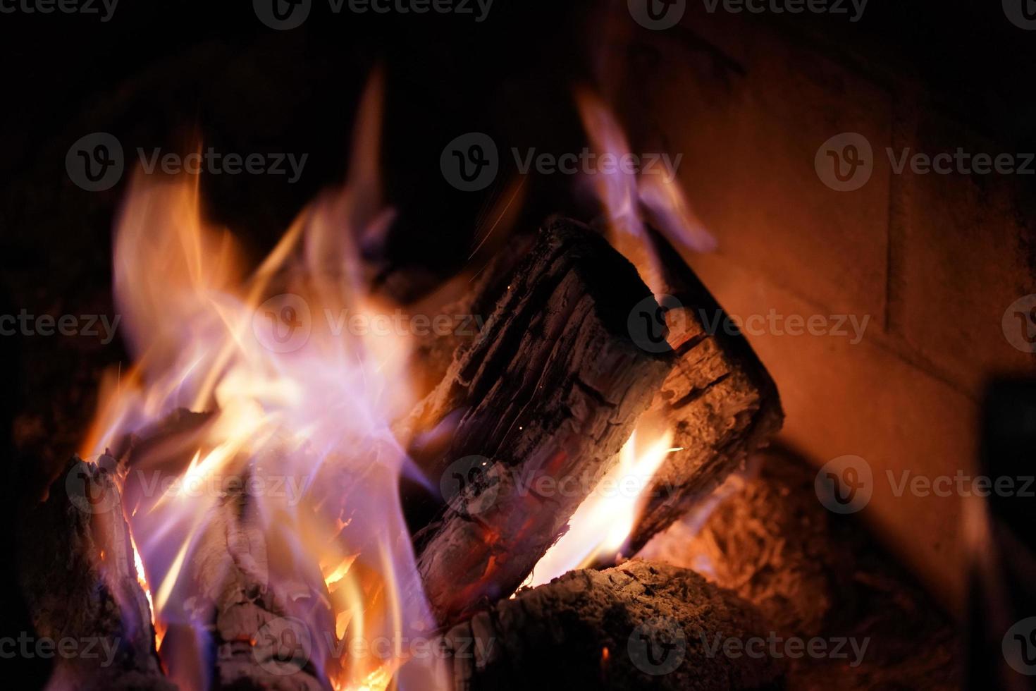 vlammen Aan hout in haard foto