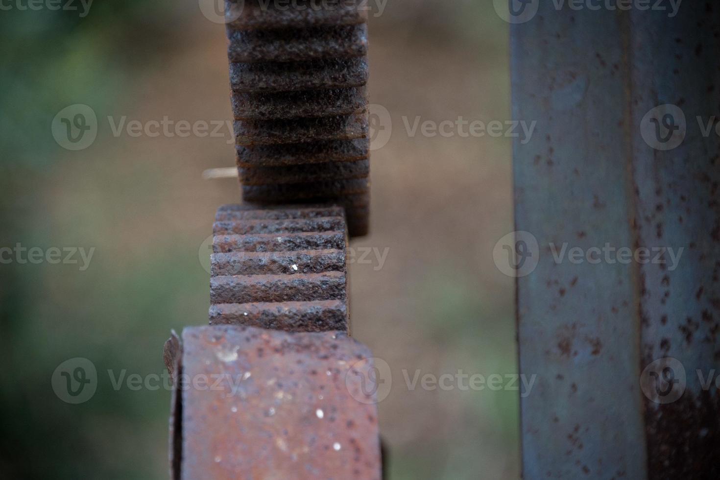 oud verroest ijzer uitrusting dichtbij omhoog detail foto