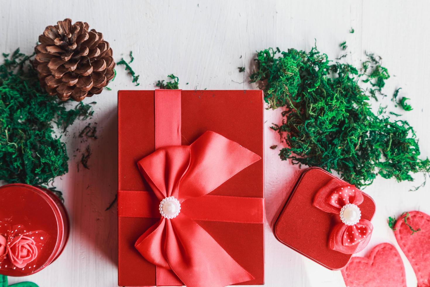 rode geschenkdoos op witte achtergrond voor eerste kerstdag foto