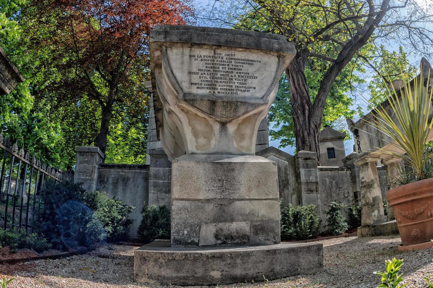Parijs, Frankrijk - mei 2, 2016 oud graven in pere-lachaise begraafplaats foto