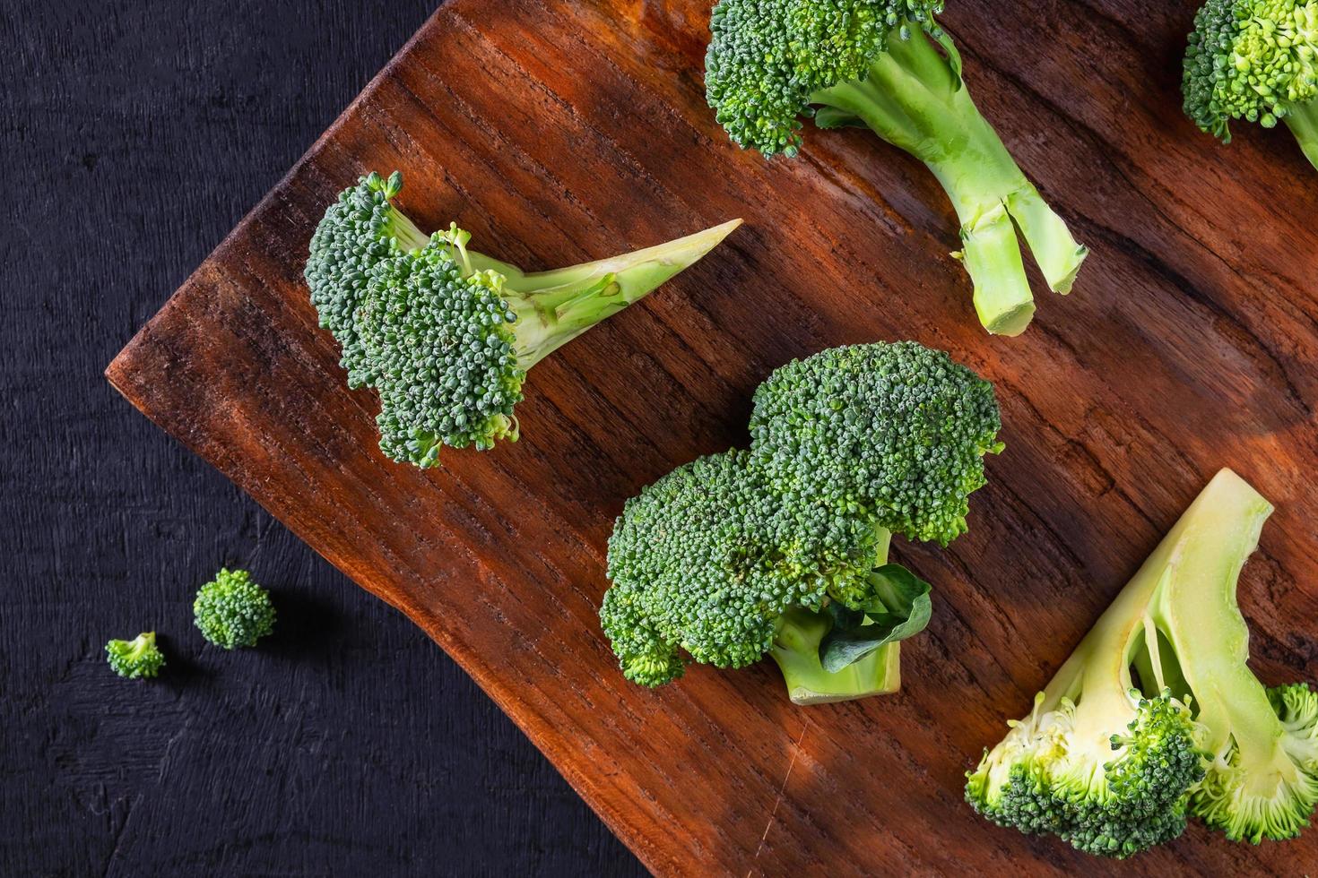 verse broccoli op een houten snijplank foto