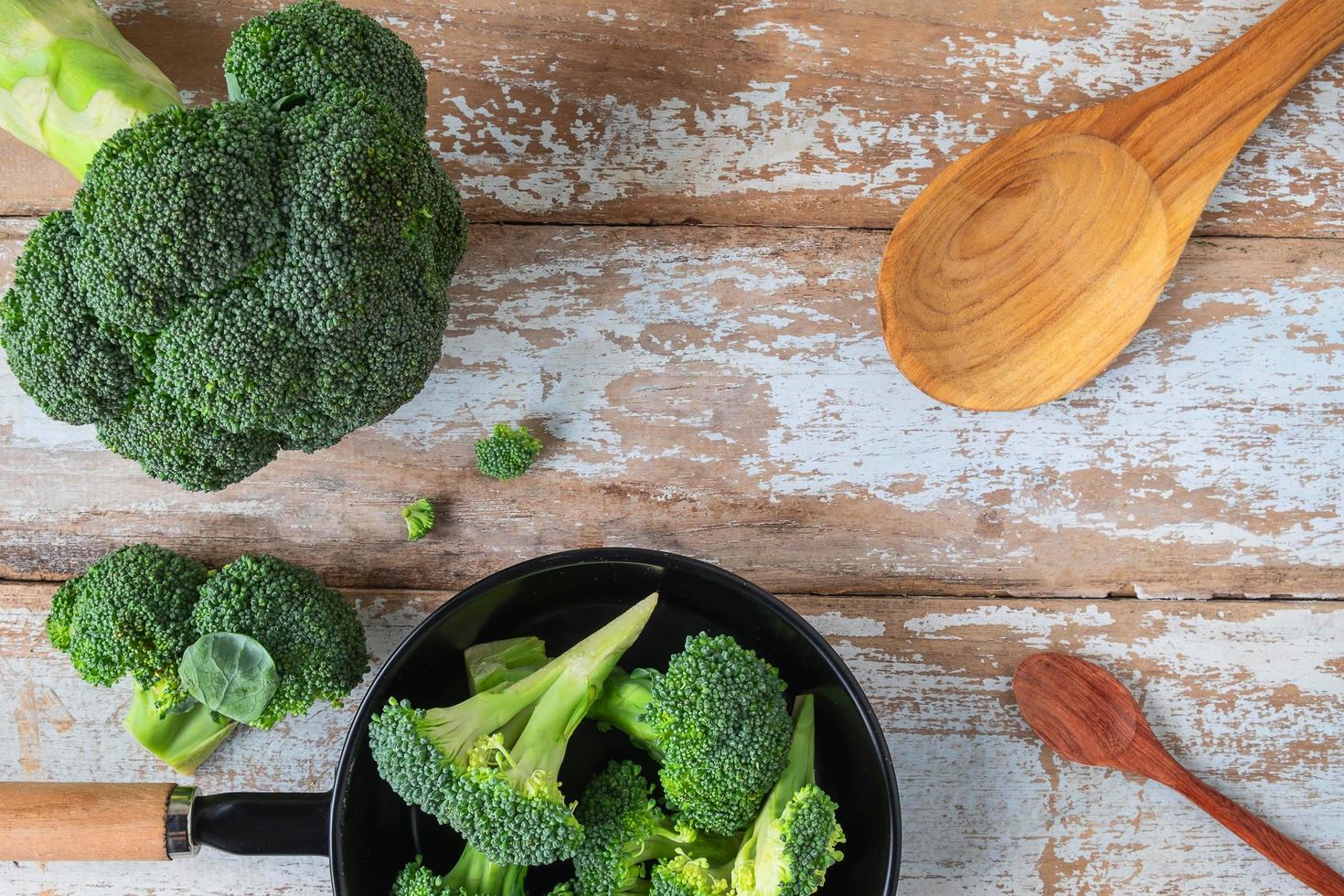 broccoliroosjes in een kom met een lepel foto