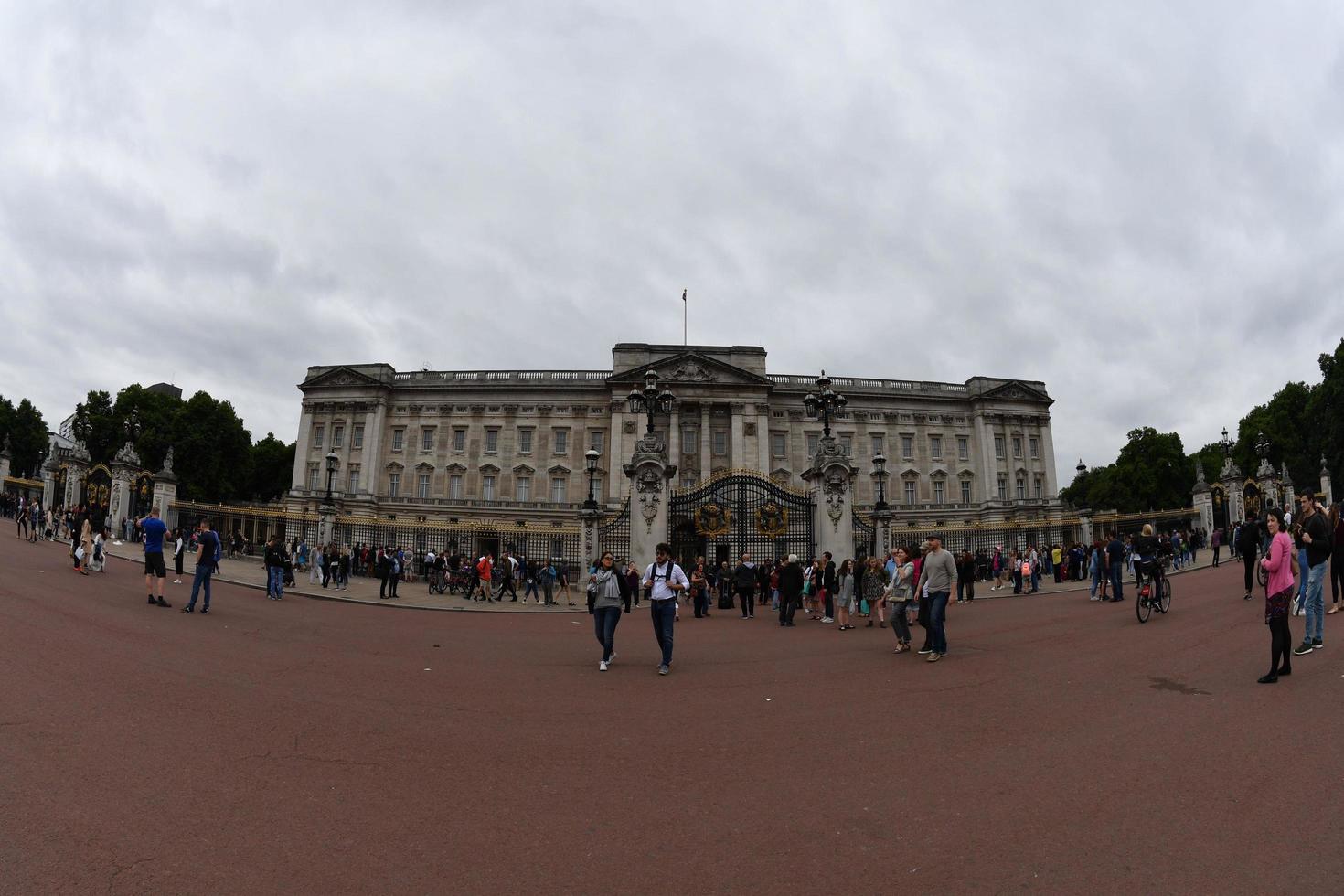 Londen, Engeland - juli 15 2017 - toerist nemen afbeeldingen Bij Buckingham paleis foto