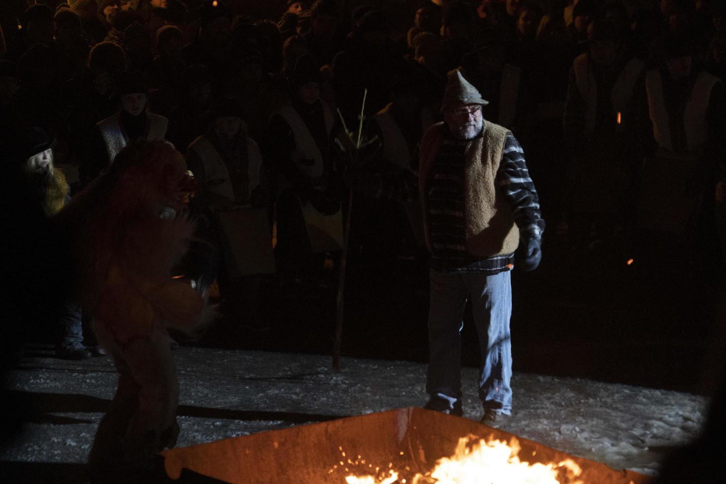 neuschoenau, Duitsland - januari 5 2019 - nacht nacht viering met Woud geest waldgeister in Beieren dorp foto