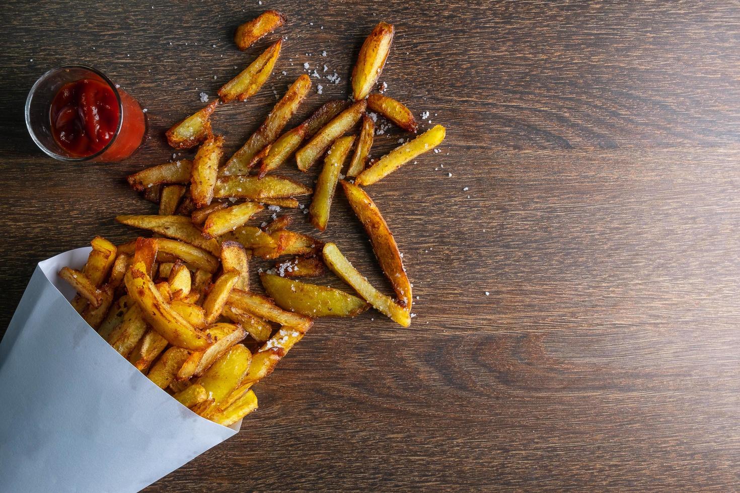 frietjes in een papieren zak foto