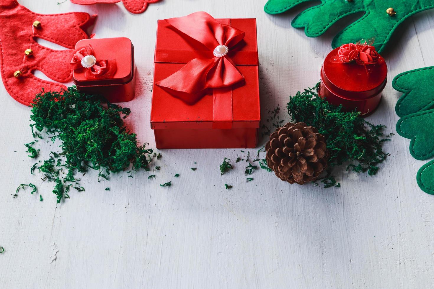 rode geschenkdoos op witte houten achtergrond voor eerste kerstdag foto