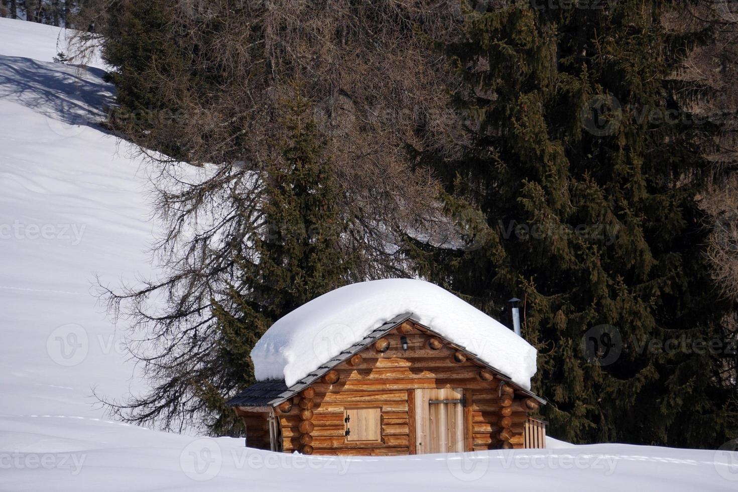 hout cabine hut in de winter sneeuw achtergrond foto