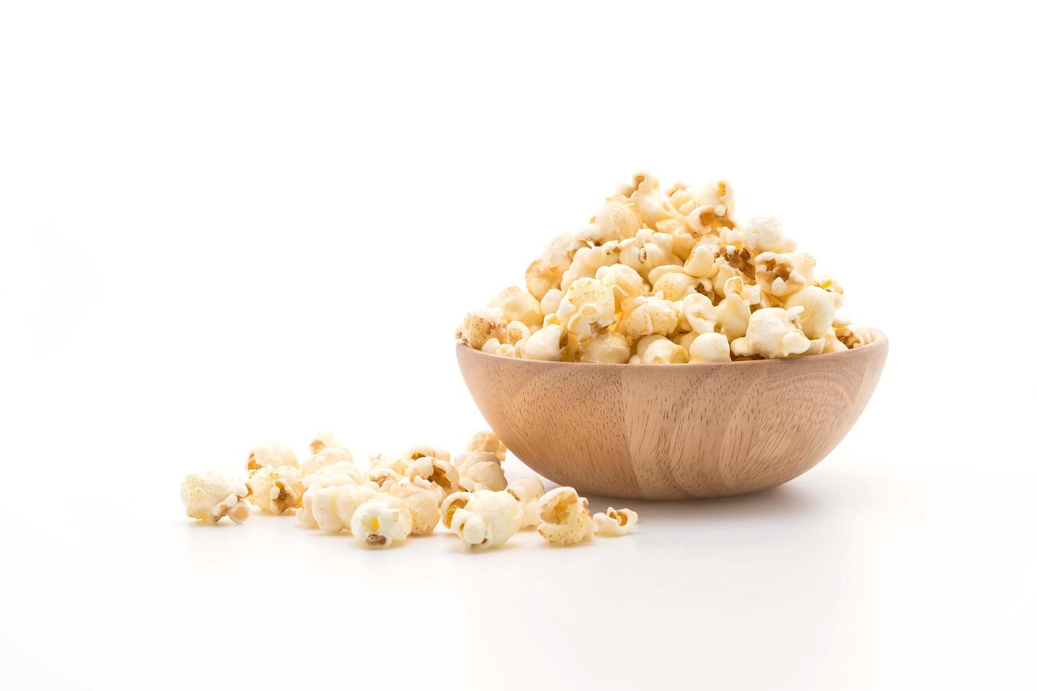 karamel popcorn op witte achtergrond foto