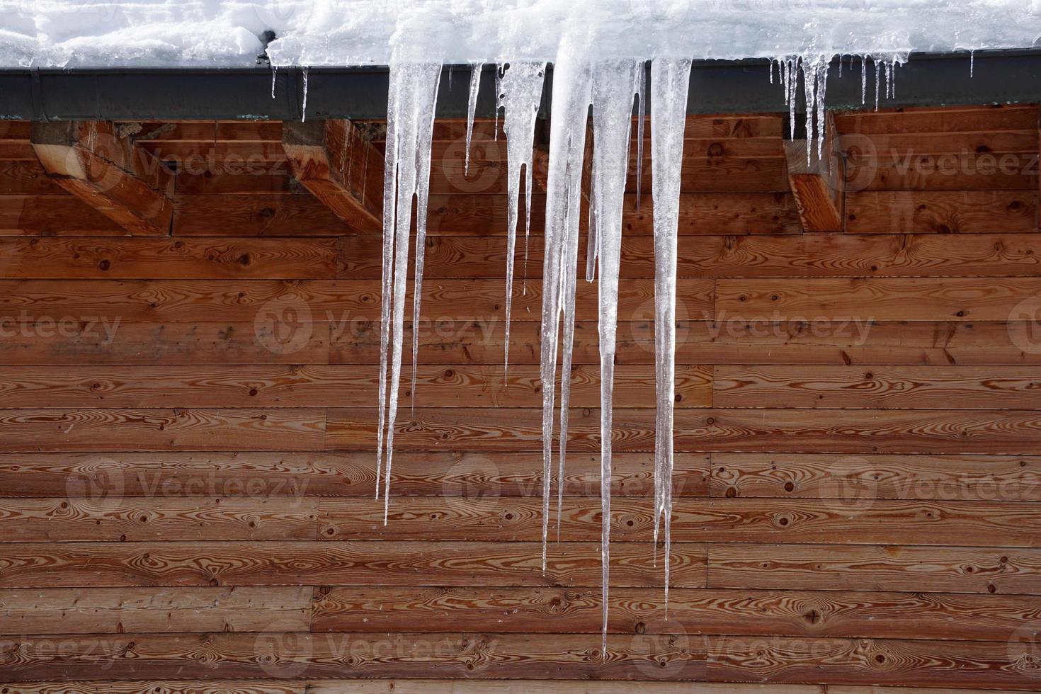 ijspegels in winter dolomieten bergen hut foto