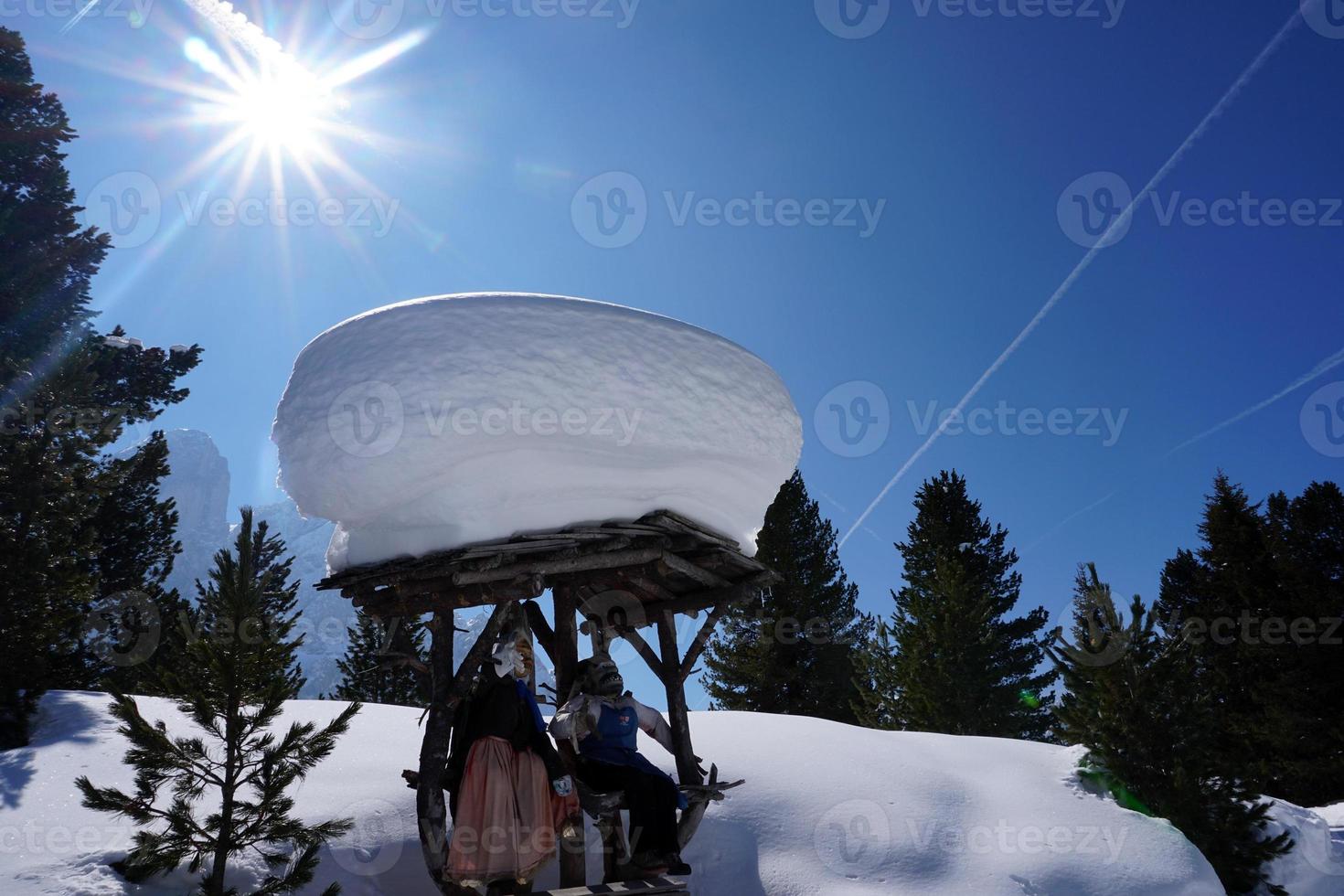 dolomieten sneeuw panorama groot landschap hut gedekt door sneeuw foto