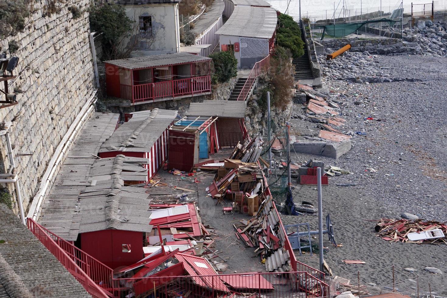 kust toevlucht vernietigd door orkaan zwellen tyfoon foto