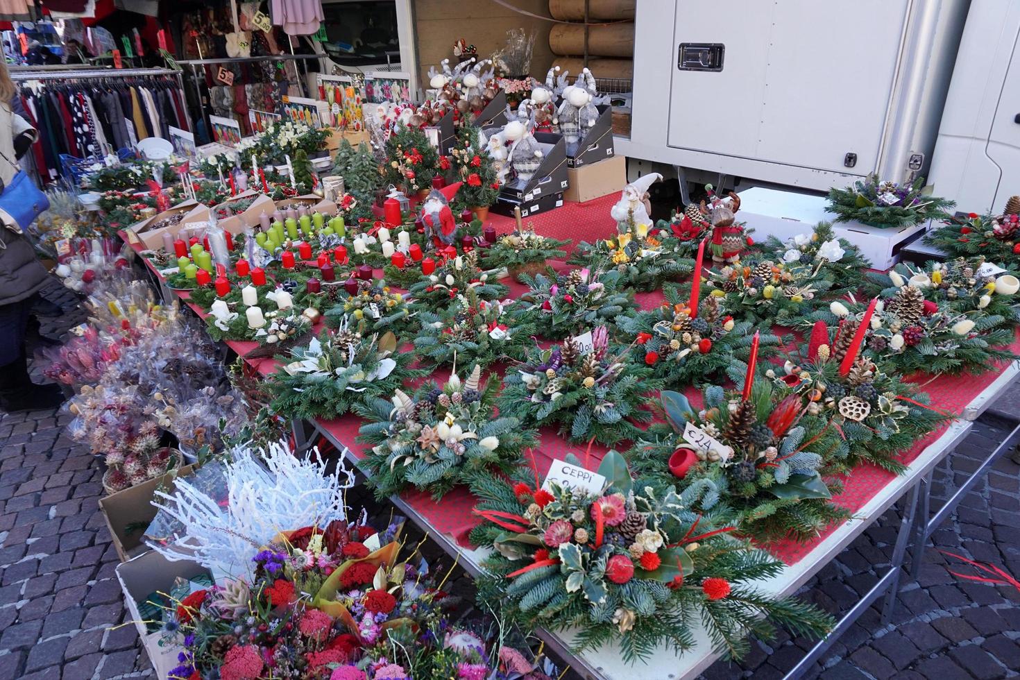 trente, Italië - december 9, 2017 - mensen Bij traditioneel Kerstmis markt foto