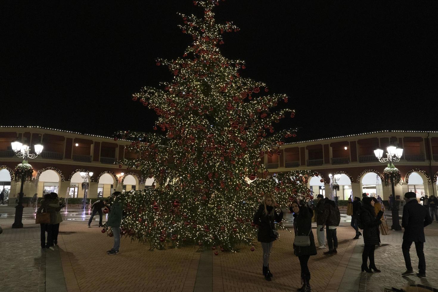 serravalle schrift, Italië - december 2 2018 - Kerstmis seizoen in ontwerper uitgezet is beginnend foto