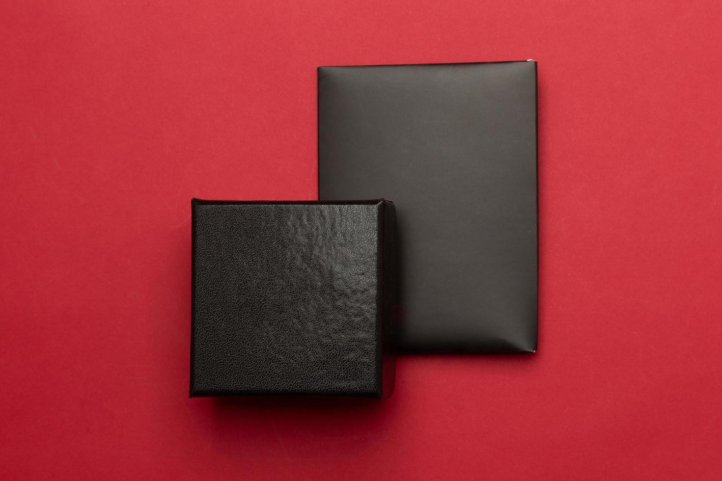 zwarte geschenkdoos met envelopkaart foto