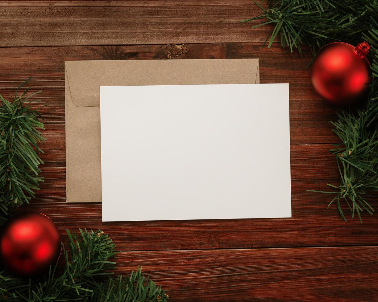 vrolijk kerstfeest wenskaart en envelop mockup foto