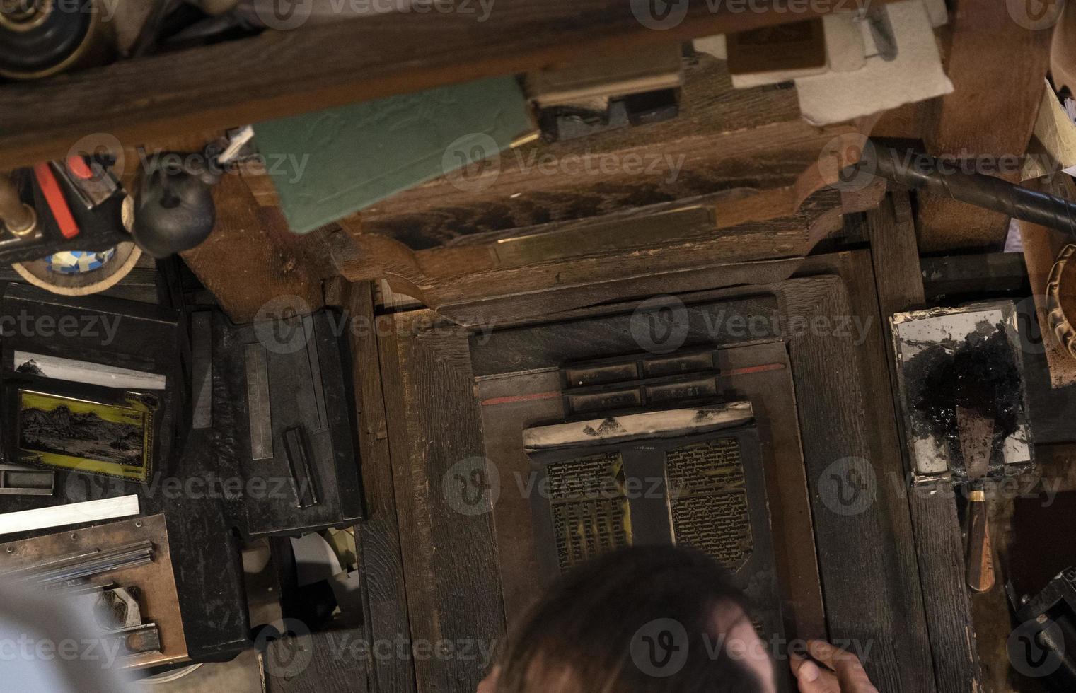 oud oude afdrukken machine hand- druk op foto