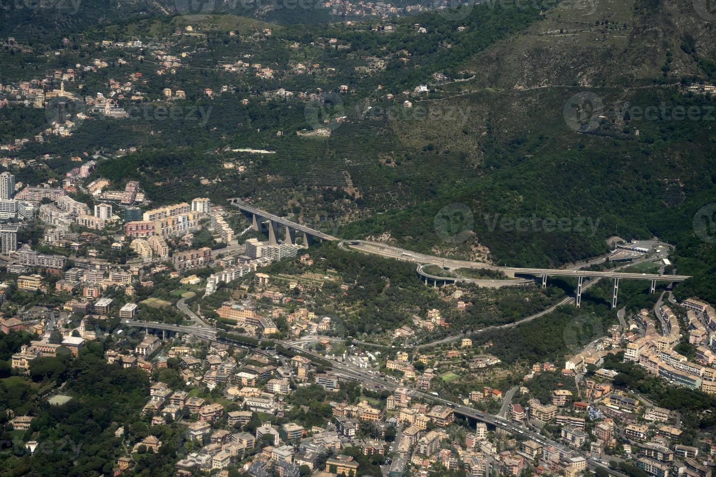 Genua heuvels snelweg in de buurt de stad- antenne visie foto