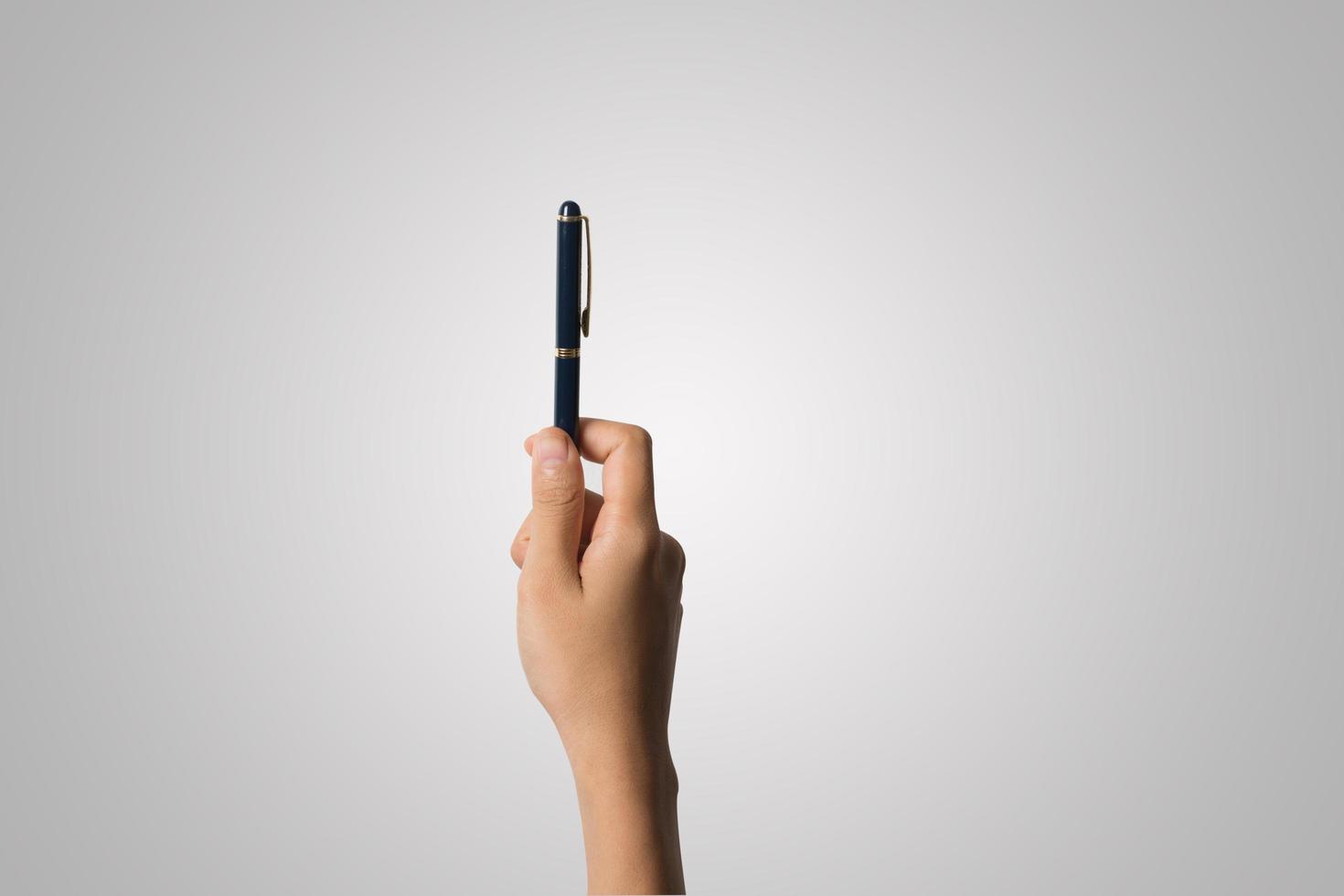 de hand van een vrouw houdt een pen geïsoleerd op een witte achtergrond foto