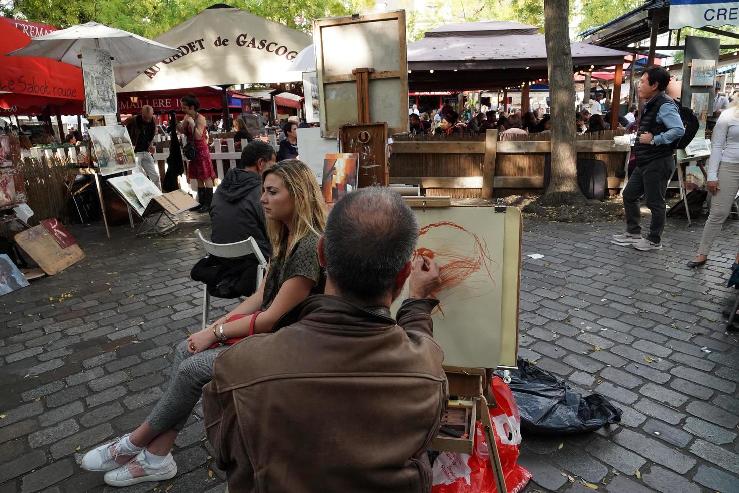 Parijs, Frankrijk - oktober 6 2018 - artiest en toerist in montmartre foto