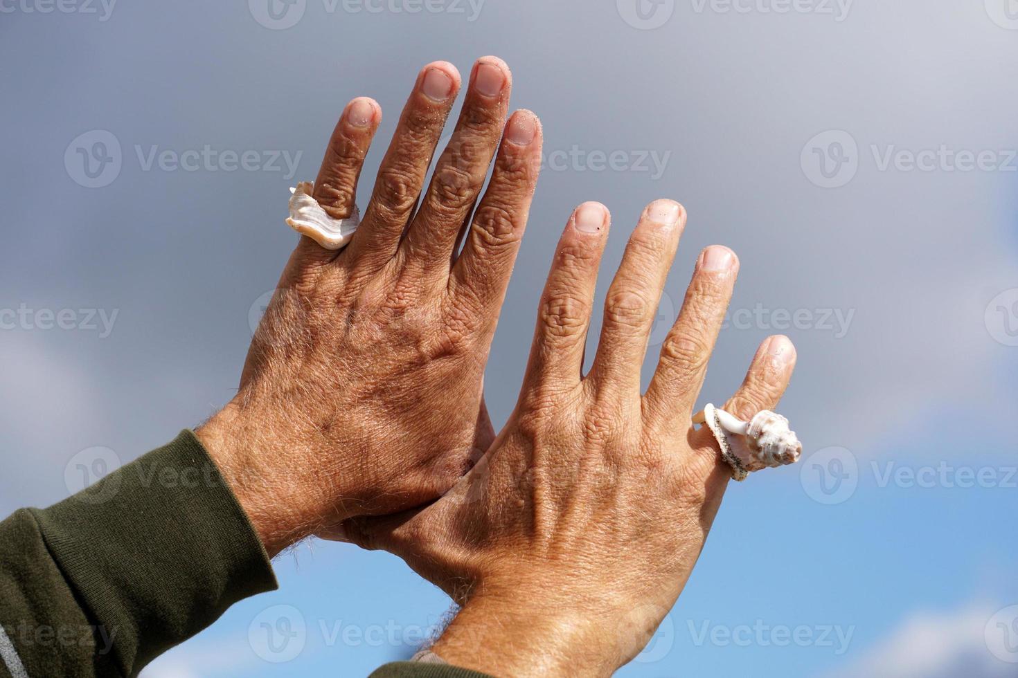 hand- met een schelp Leuk vinden een ring foto